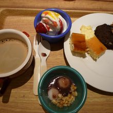 デザートはケーキ屋ソフトクリーム、冷たいおしるこも