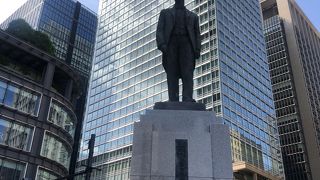 赤レンガ駅舎と高層ビル