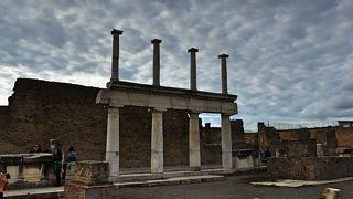 ポンペイの中心にある神殿