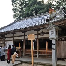 400段を上ったあたりにある