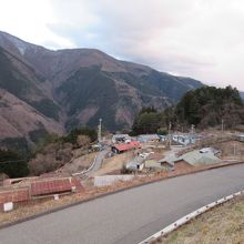 駐車場付近からは全景は望めず、頑張って展望台まで歩こう