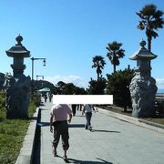 江の島の入口に立つ龍の形で神々しい石灯篭