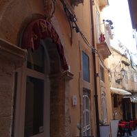 アレツサの泉から歩いてすぐのところにあります。