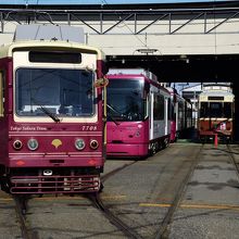 車庫内は新鋭車輛レトロも。低床バリアフリー車輛が多い