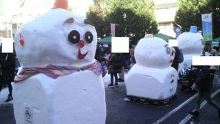 「雪だるまフェア」時は大型雪だるまや出店が並んで盛り上がります