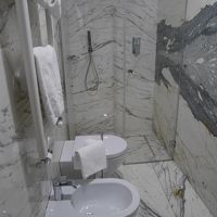 シャワーの下から水が漏れて大変