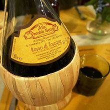 テーブルにある赤ワイン