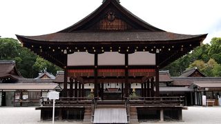 朱色の楼門とは対照的な雰囲気