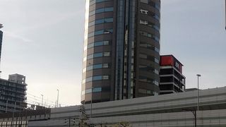 高速道路が貫通している珍スポット