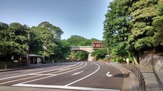 金沢城と兼六園を結んでいます