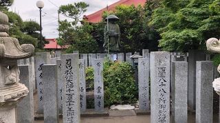 境内に、弘法大師修行像がある