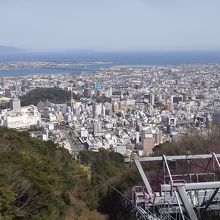 山頂から市内中心部を、小さな山は城山(しろやま)です