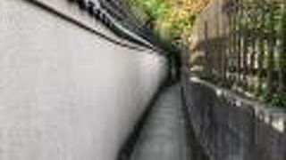 住宅街の細い道を入っていく