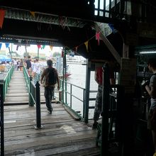 乗る直前で4バーツ払う