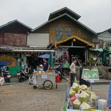 この建物の先が船着場