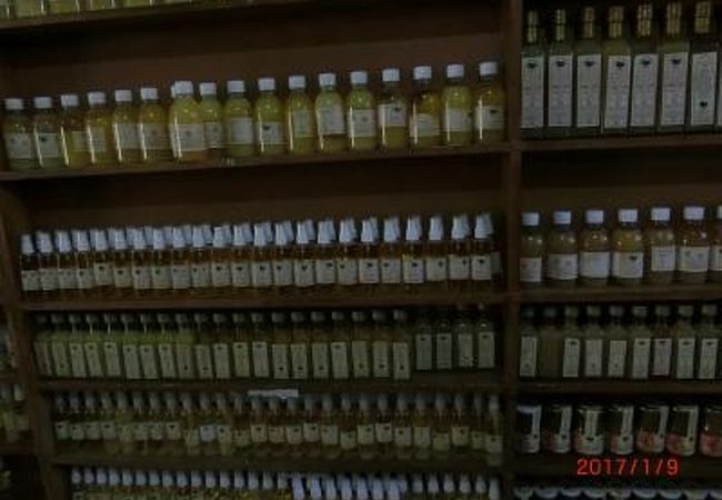 アルガンオイルの抽出作業女性を見て嫁の化粧用に買った