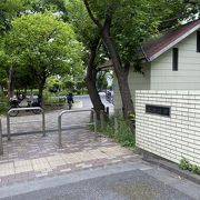 この一帯は旧越前鯖江藩間部家下屋敷跡です