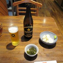 ビールは大好きな黒ラベルは550円、長イモの朝漬け200円