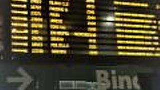 駅での出発ホームと時刻に注意