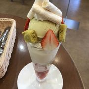 ピスタチオと苺のパフェ【パティスリーヒラノ】