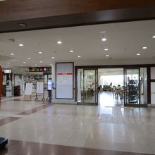 改札脇の海が見える待合室