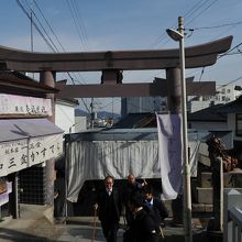 ここから坂が厳しくなる一之坂鳥居