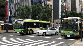 緑とオレンジの可愛らしいバス