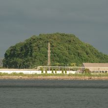鯨のようもに見える夏島