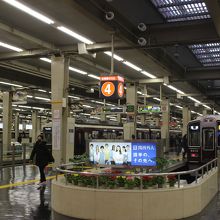 大阪梅田駅４番ホームから急行電車は発車