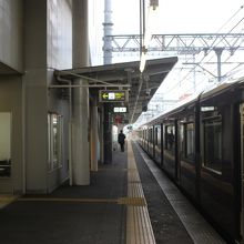 ３駅目の蛍池駅でモノレールで乗り換え