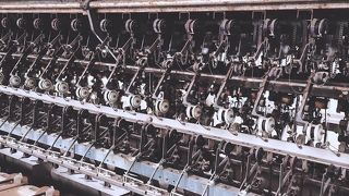 当時の自動繰糸機が並ぶ、壮観な景色を見ることが出来ます!