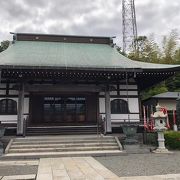 川名御霊神社の奥にある