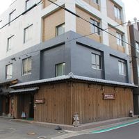 正面が本館、右手が別館