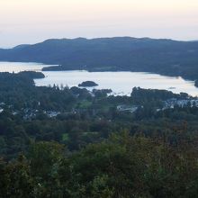 オレストヘッドから見た日没のウィンダミア湖