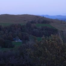 湖の反対側は山