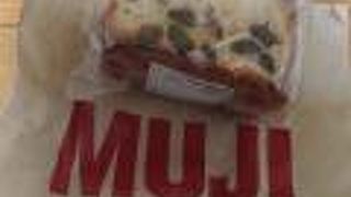 無印銀座のショップの入り口そばにあります