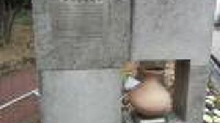 出土した弥生土器が埋め込まれた説明板があります