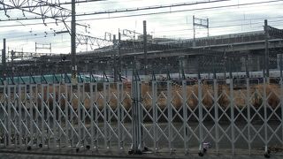 見学施設はないが、いろいろな新幹線が一度に見れます