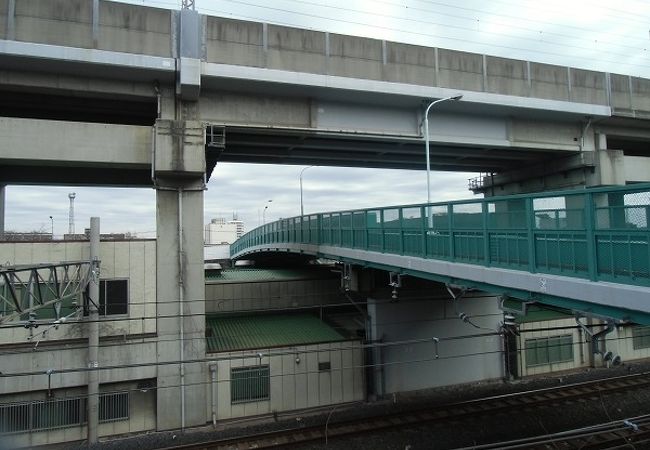 京浜東北線を跨ぎ、新幹線をくぐります