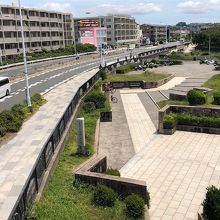 歩道橋の上から見た、記念碑のあるニエアル広場