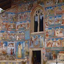 修道院入口周辺にもフレスコ画が一杯描かれています