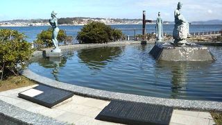 江ノ島大橋近く、妖艶な女性像が並ぶ噴水です