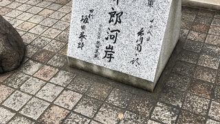 日本橋滝の広場にある