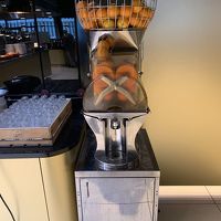 朝食会場にあったオレンジジュース絞り器