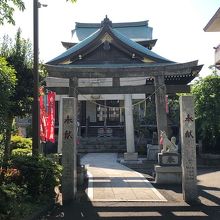 妙善寺内、稲荷大明神の入口