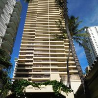 通りに面していてビーチもすぐ近く。