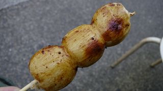 参道沿いのお団子屋さん、休憩に持って来い