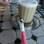 アイスコーヒーを飲みながらフナ広場の人々を眺める
