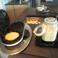 ホテルの朝食ではワッフルも作れる