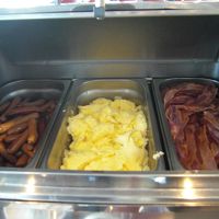 朝食はスクランブルエッグやウィンナ－等